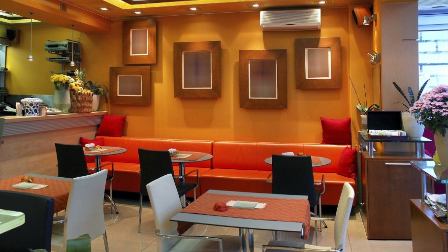 Оранжевый цвет в интерьере кафе