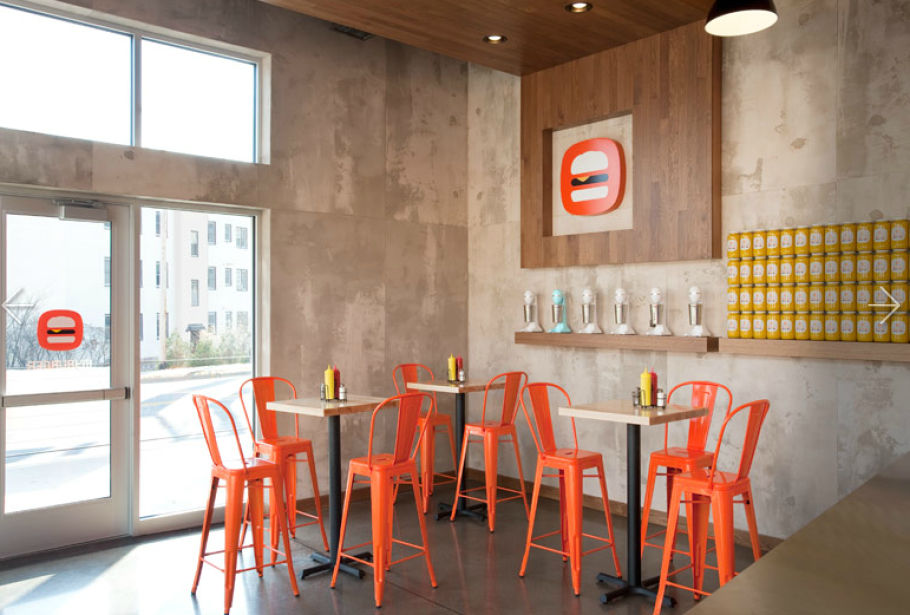 Оранжевый цвет в интерьере кафе