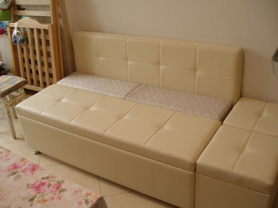 Маленький диван со спальным местом