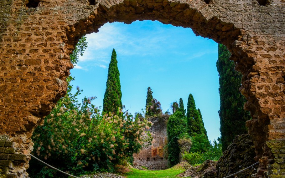 Арка в саду Италии