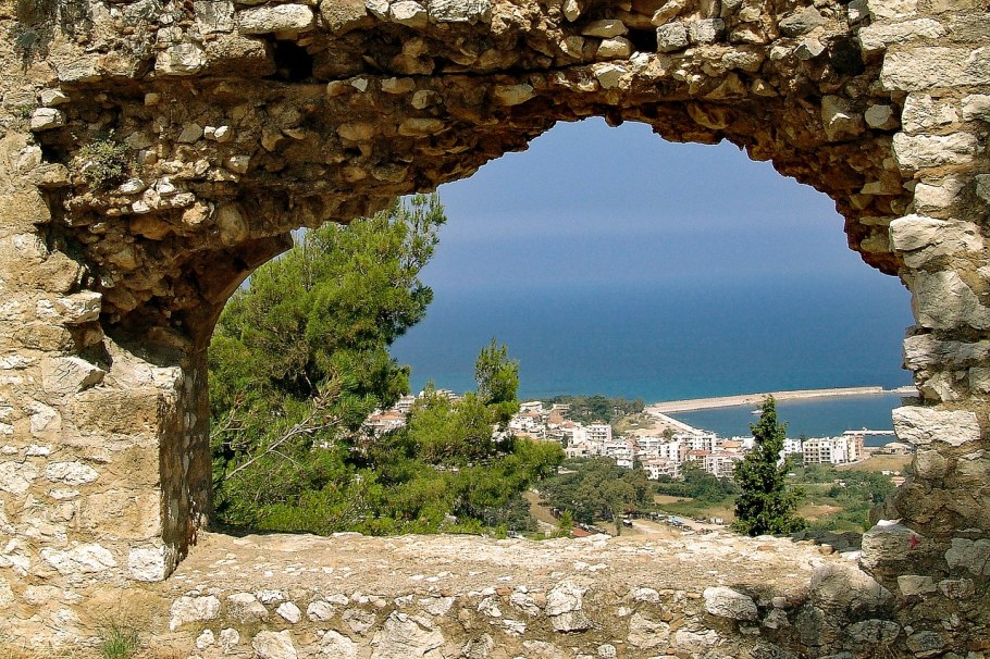 Каменная стена Греция окно