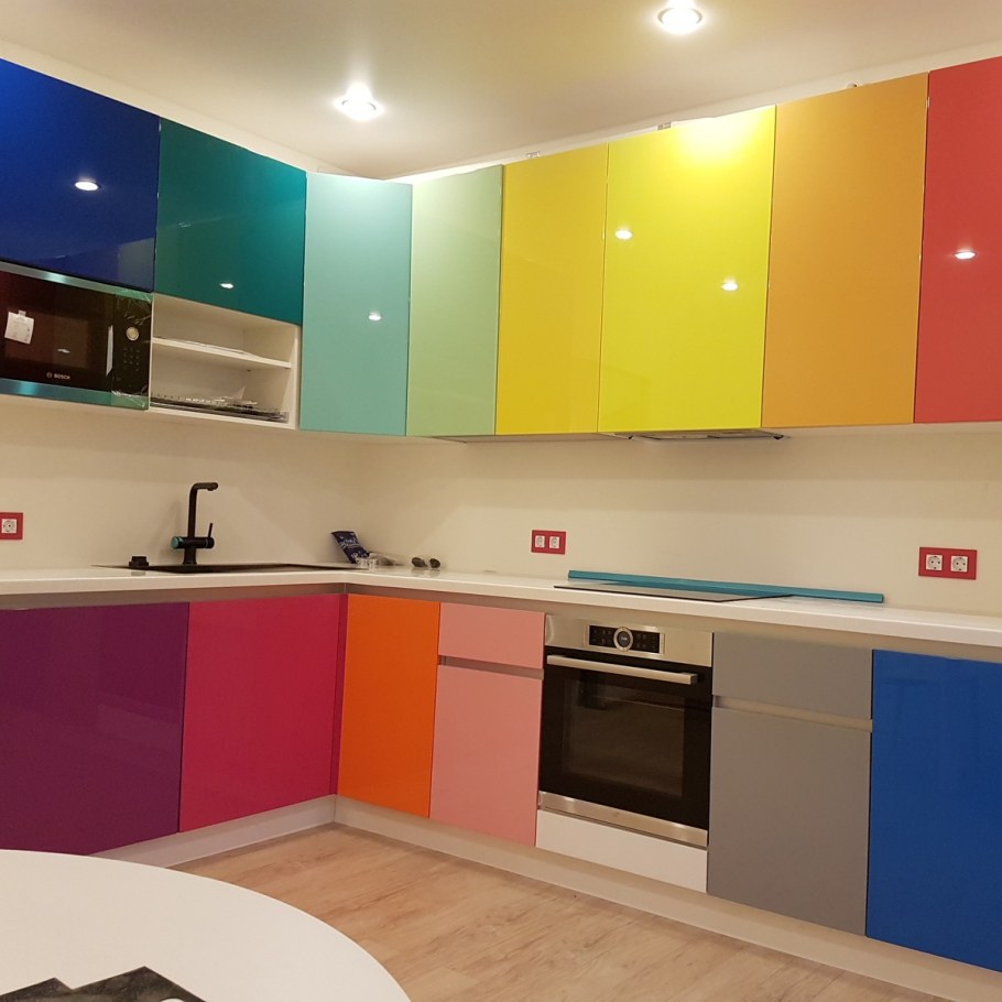Кухня с разноцветными фасадами