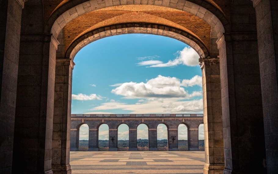 Каменная арка колоннада