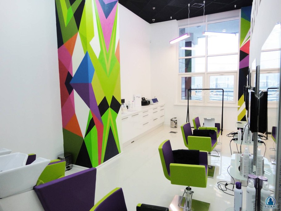 Яркий интерьер салона красоты