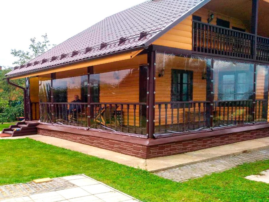 Остекленная веранда в деревянном доме