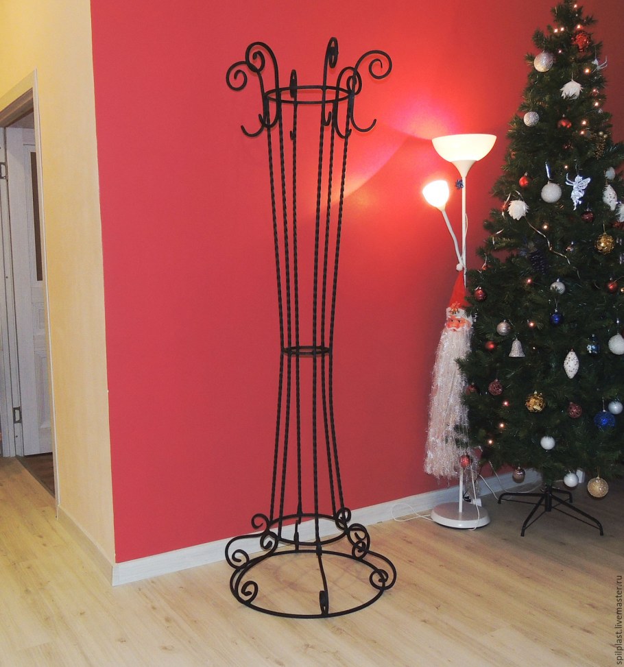 Кованая вешалка напольная в интерьере