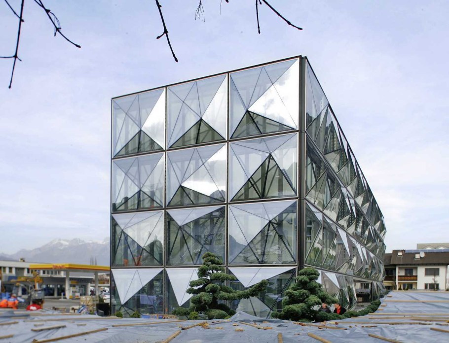 Стеклянное здание