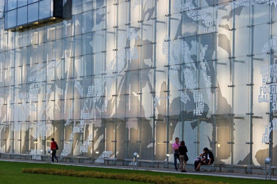 Стеклянные фасады зданий с печатью