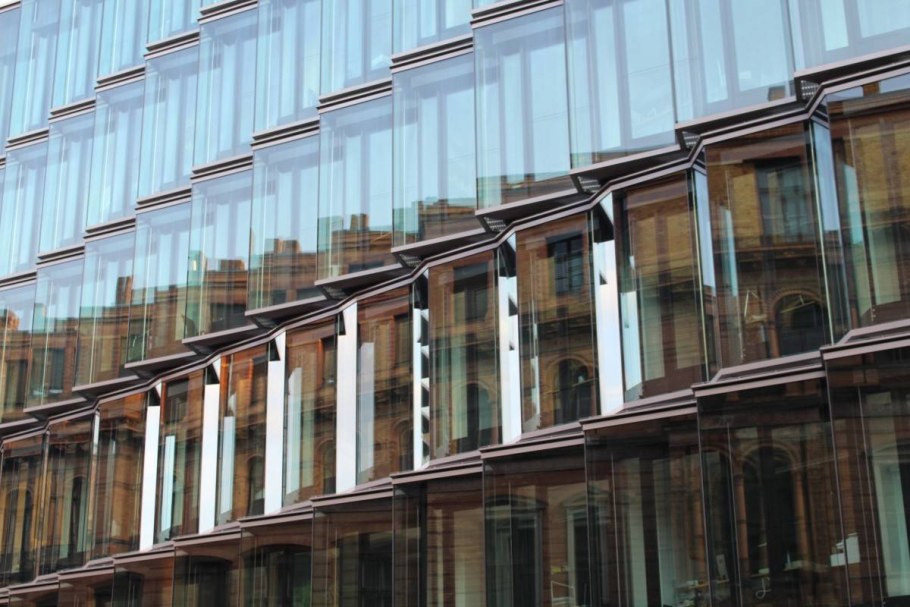 Высотный дом с витражным остеклением