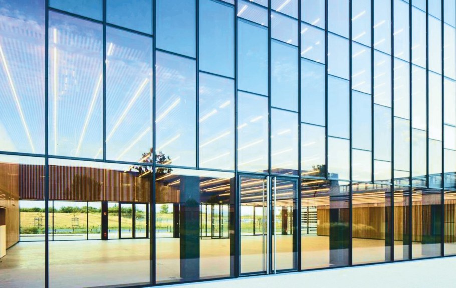 Стеклянный фасад здания