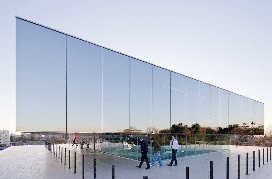 Зеркальное здание