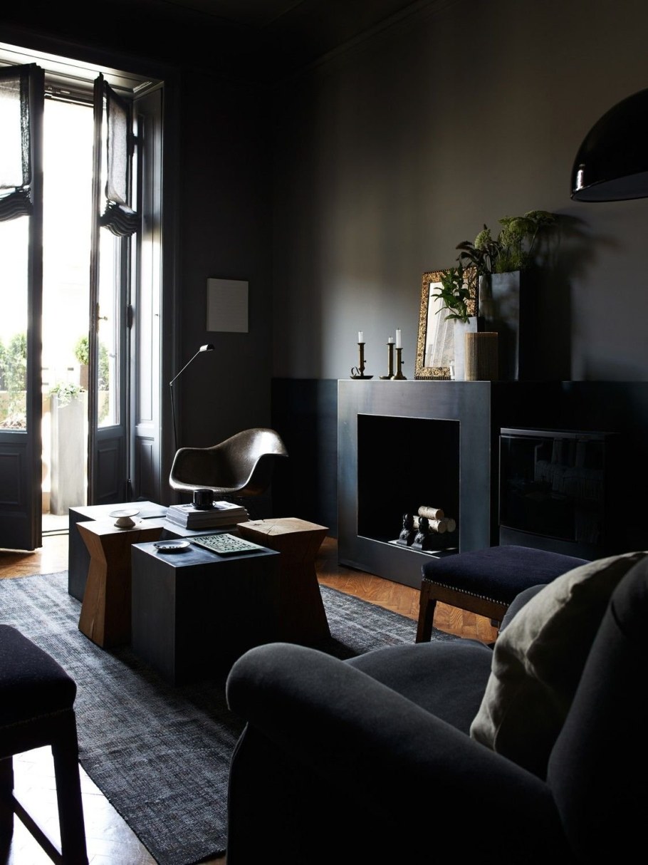 Тотал Блэк комната интерьер