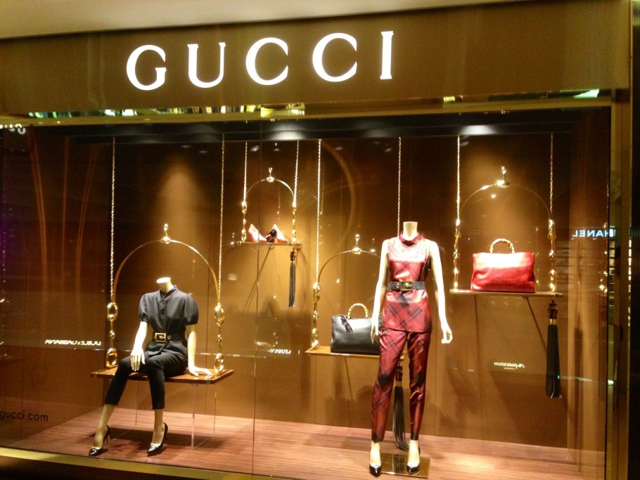Витрина гуччи в Нью-Йорке