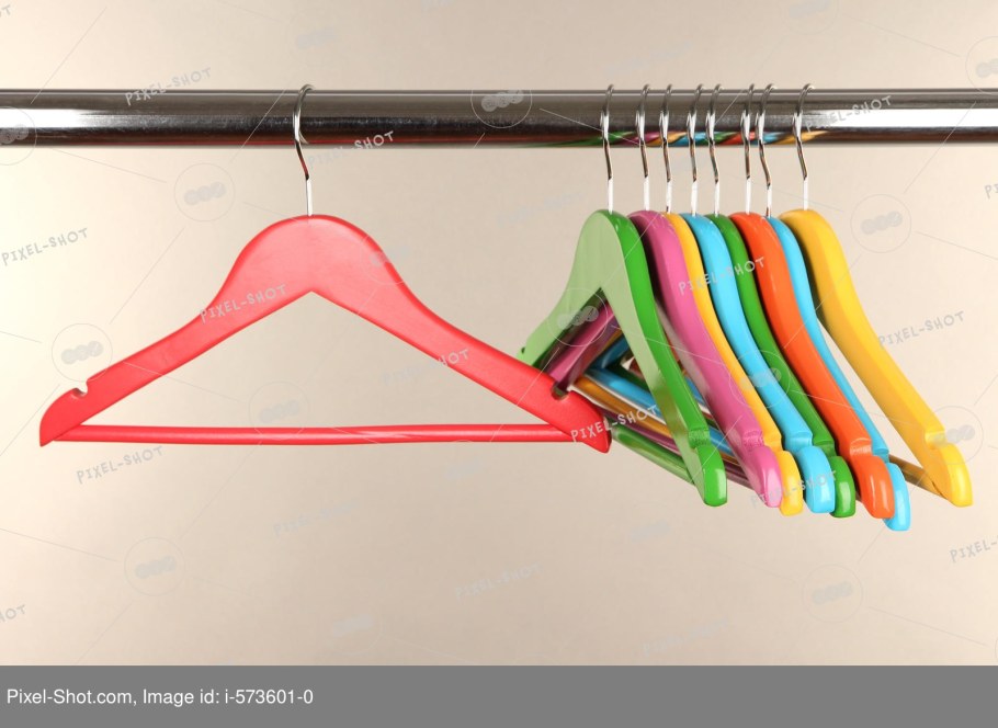 Вешалки на ярком фоне
