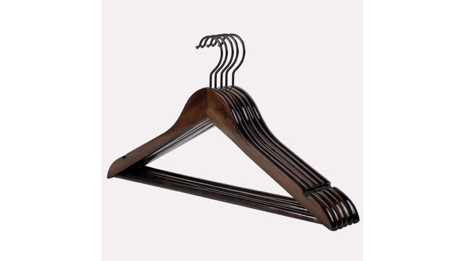 Одежда на плечиках фото