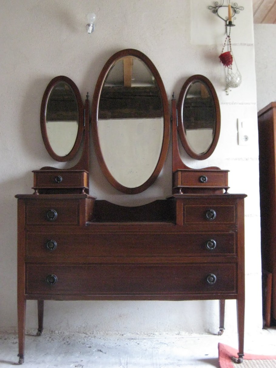 Советское трюмо с зеркалом в интерьере