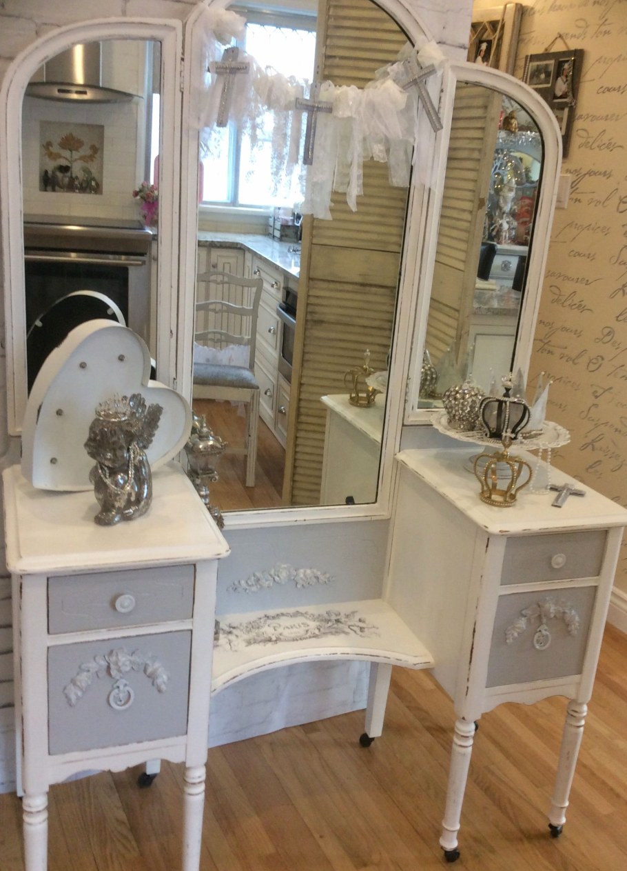 Старый туалетный столик