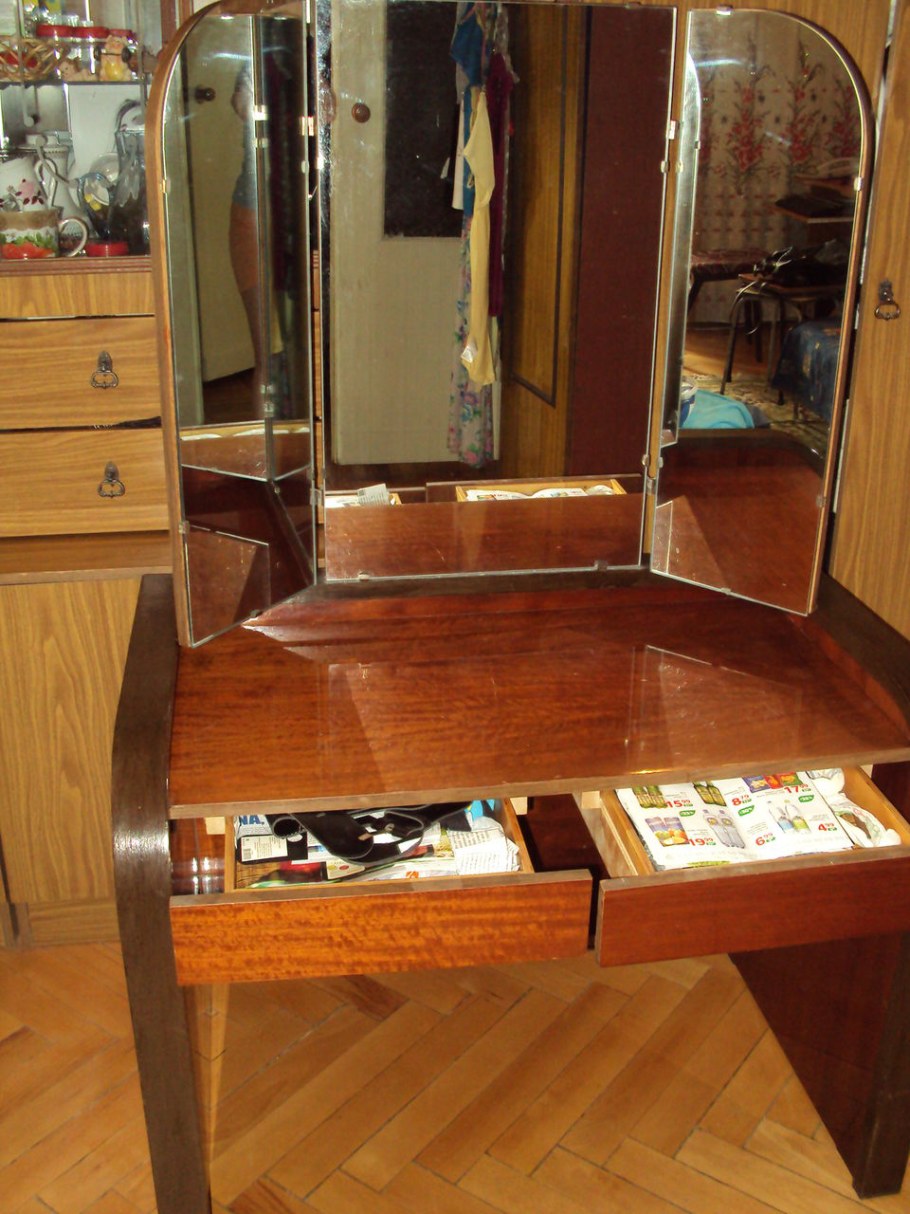 Трюмо с зеркалом из 90-х