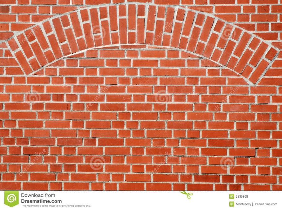 Кирпичная стена с аркой