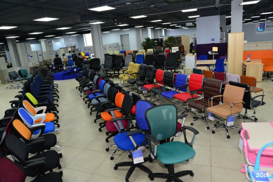 Большой шоу рум офисных кресел