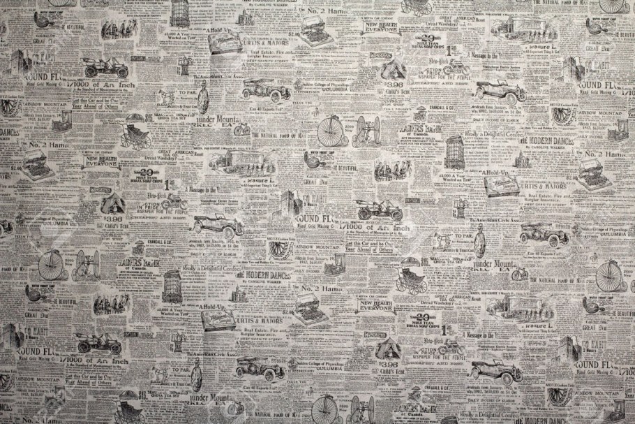 Газетные вырезки на стене