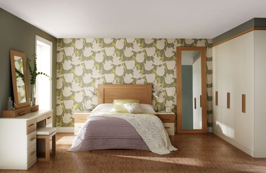 Не большая спальня с комбинироваными стенами дерево и обои