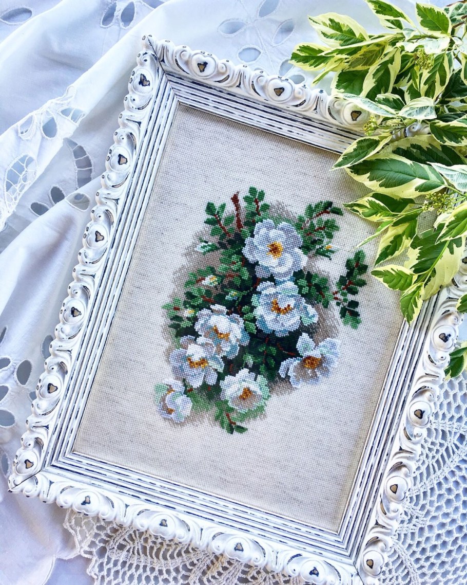 Вышивка белый шиповник