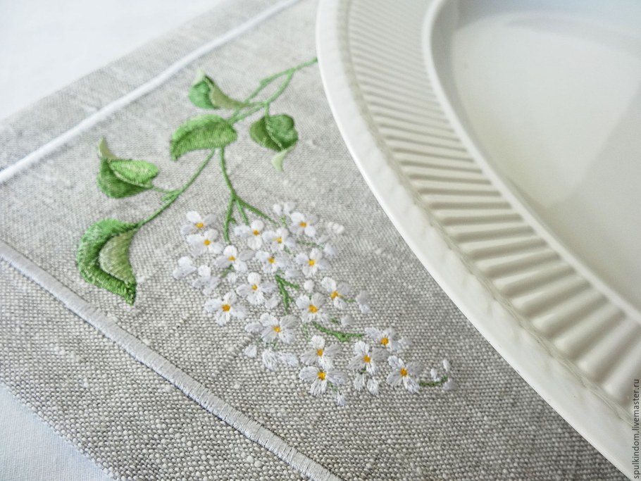 Салфетки вышитые гладью