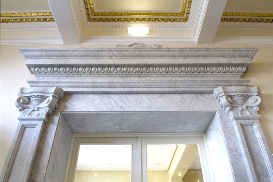 Наличник из мрамора Бьянко Каррара