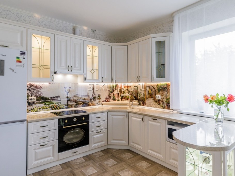 Кухонный гарнитур угловой с окном