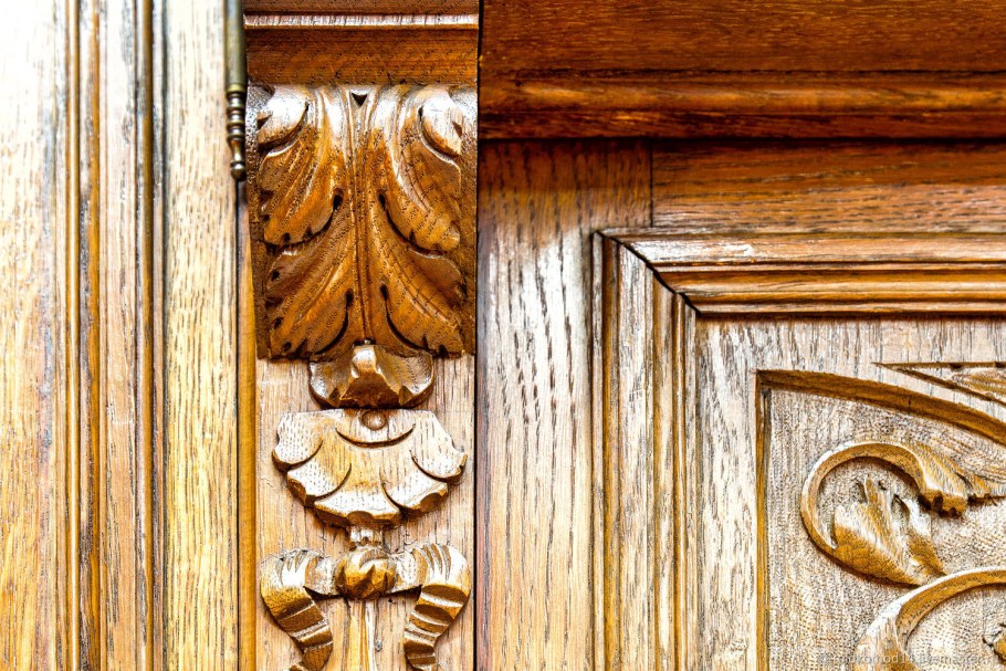 Старинный резной шкаф