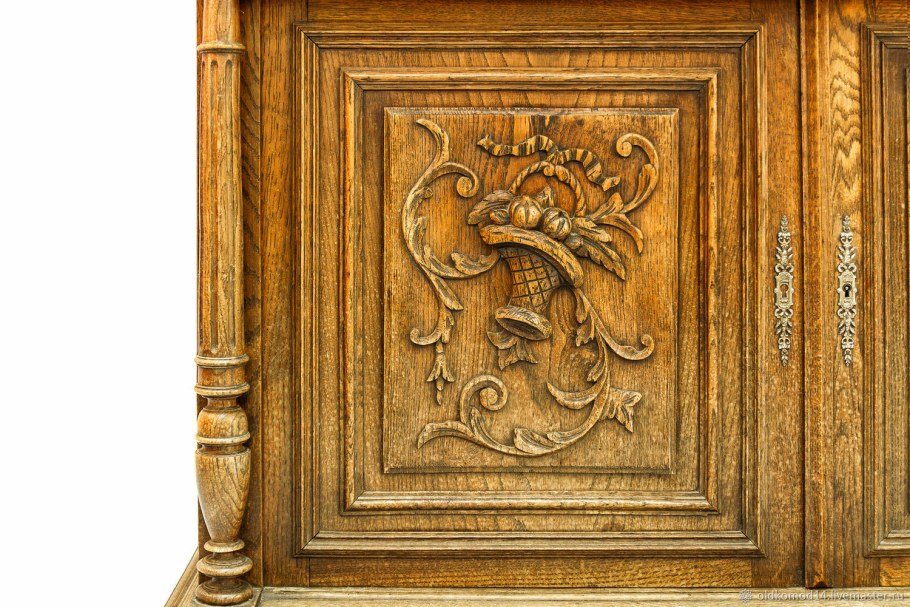 Буфет дубовый резной