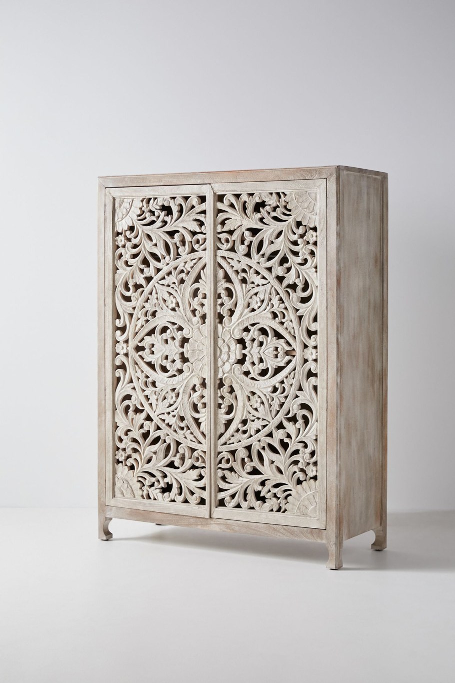 Резной шкаф