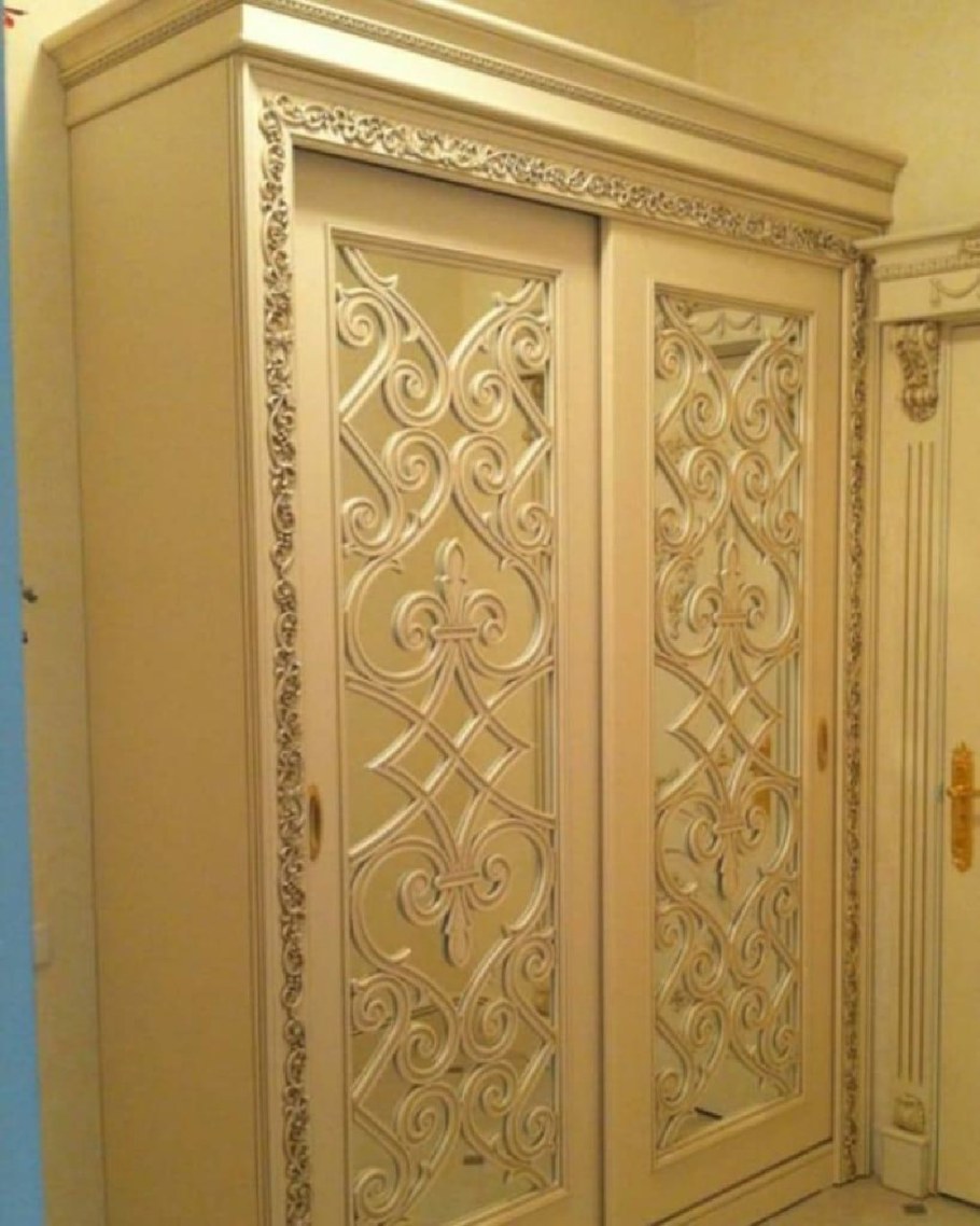 Шкаф купе с резными фасадами