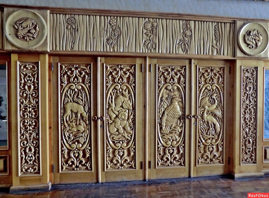 Шкаф с резьбой по дереву