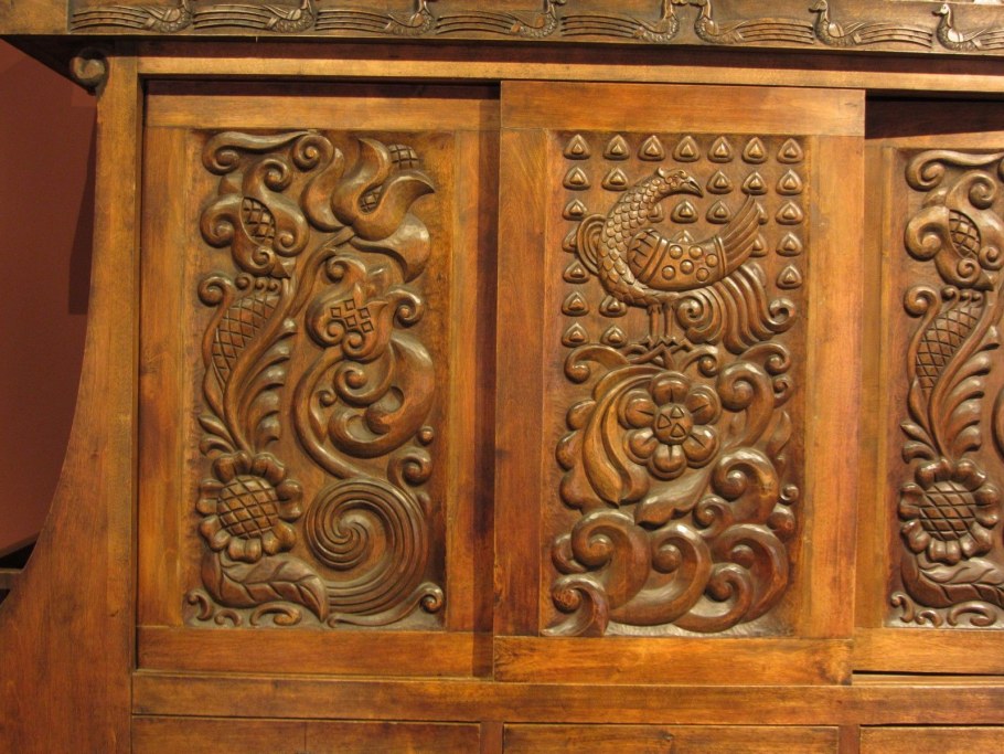 Резная мебель в русском стиле