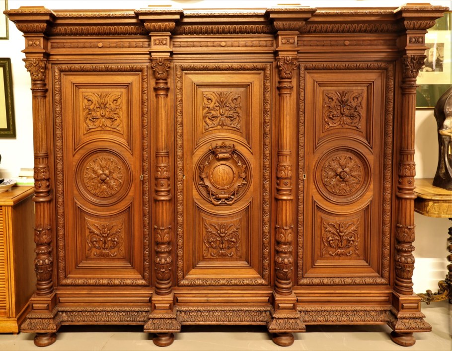 Резной шкаф из дерева