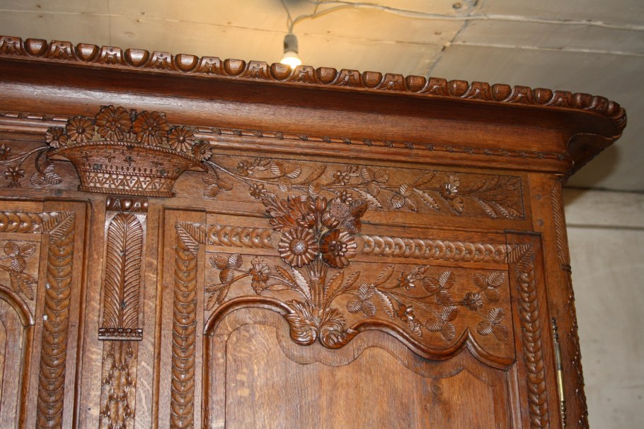 Дубовый платяной шкаф с резьбой