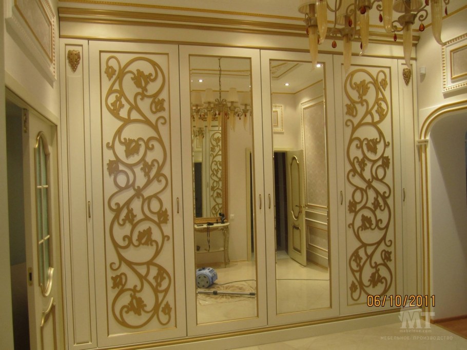 Шкаф купе с резными фасадами
