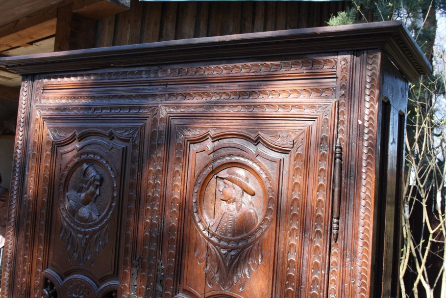 Платяной шкаф из дерева резной