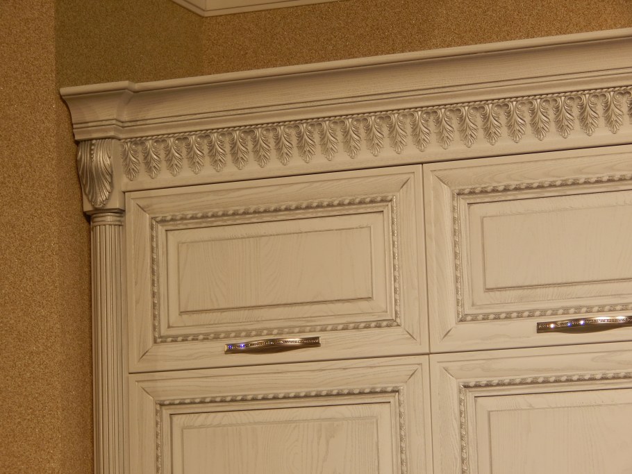 Кухня классика с карнизом