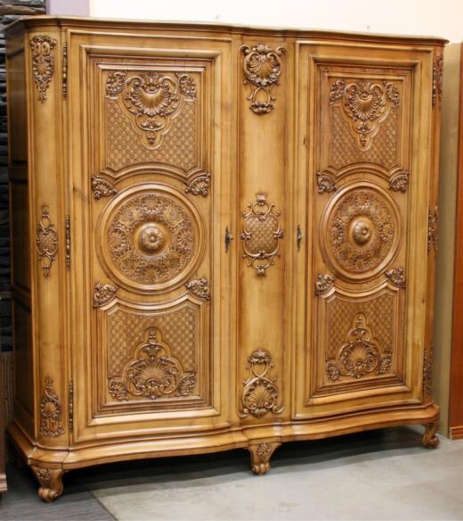 Старинный платяной шкаф