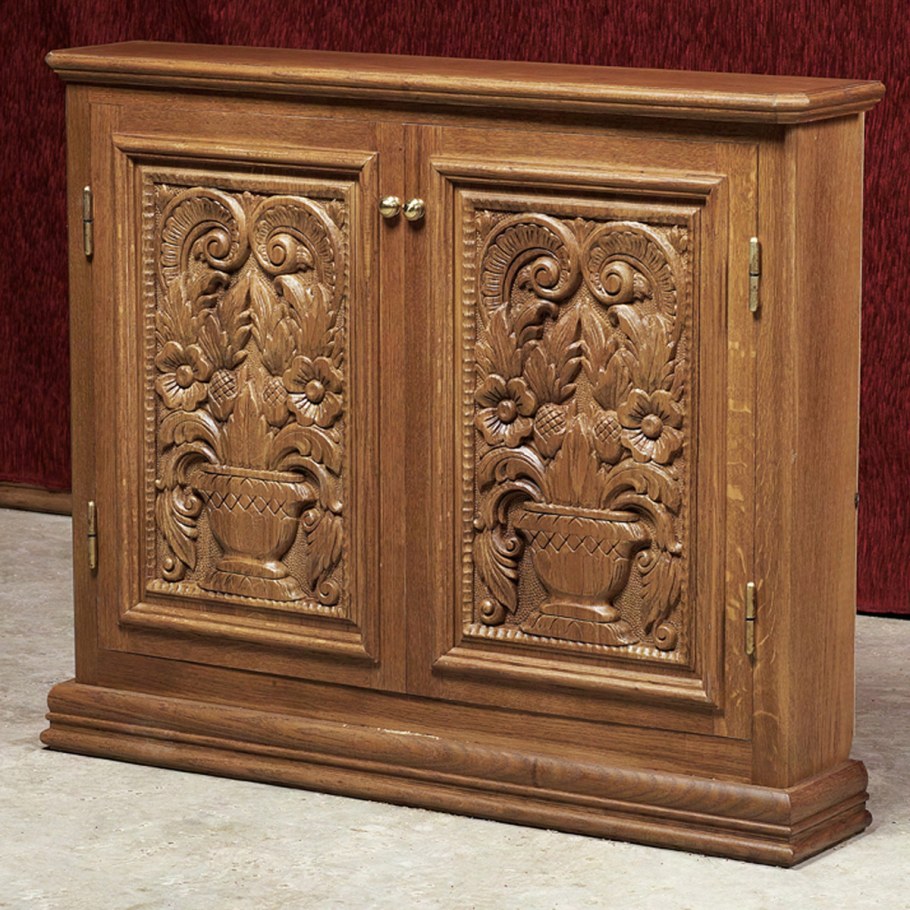 Шкаф с резьбой по дереву