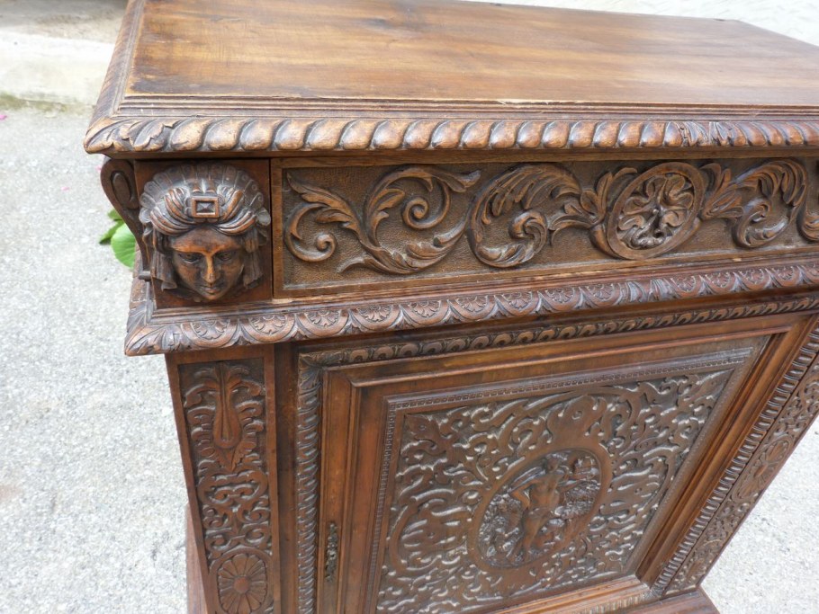 Антикварная резная тумбочка