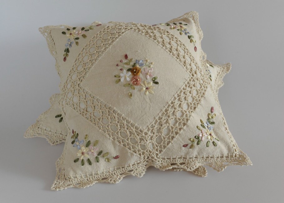 Вышивка лентами подушки с кружевом