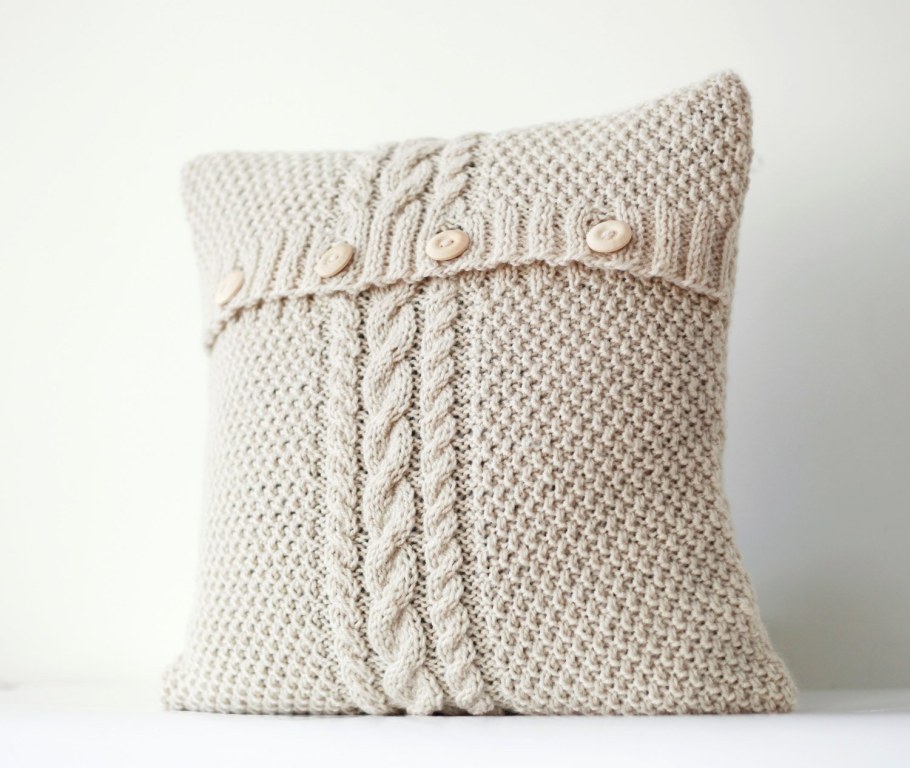 Вязаные подушки на пуговицах