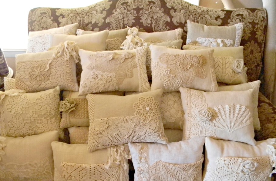 Декоративные подушки с кружевами