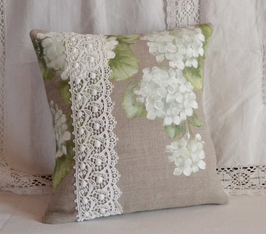 Декоративные подушки с кружевом