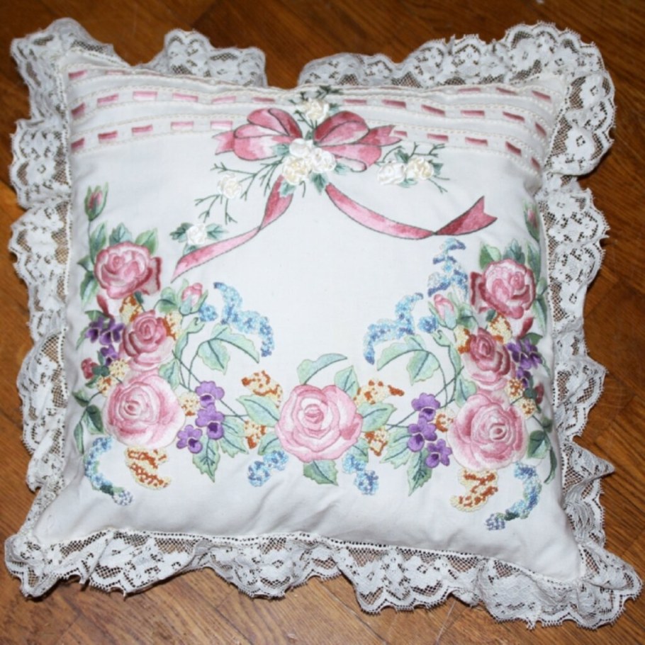 Вышивка Ришелье подушки