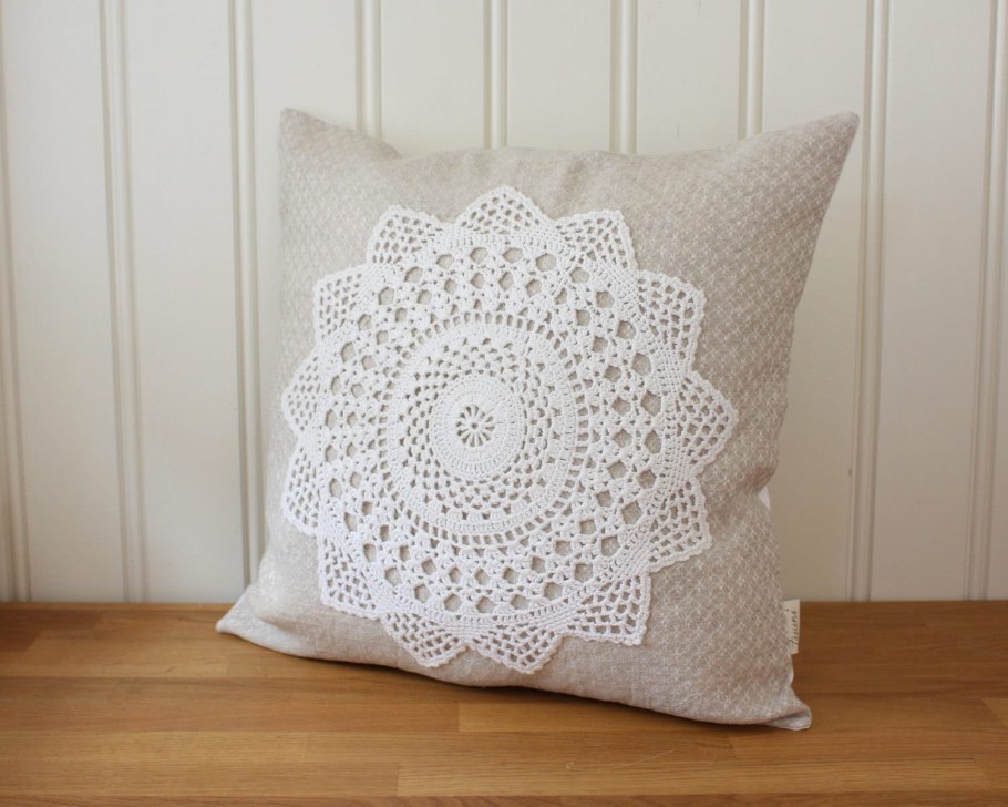 Подушки из вязаных салфеток